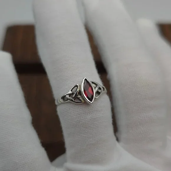 Size 8 925 Sterling Silver Simple Red Glass Celtic Ring - Picture 3 of 7